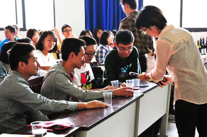 漫蛙
第十三届外语文化节系列讲座：微醺之美——葡萄酒品鉴