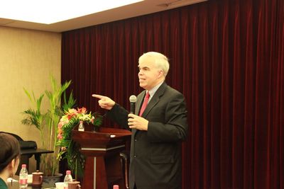 美国驻成都领事馆总领事在我校举办中美关系讲座