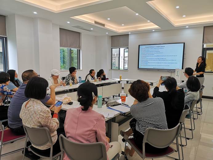 会议室里的人们描述已自动生成