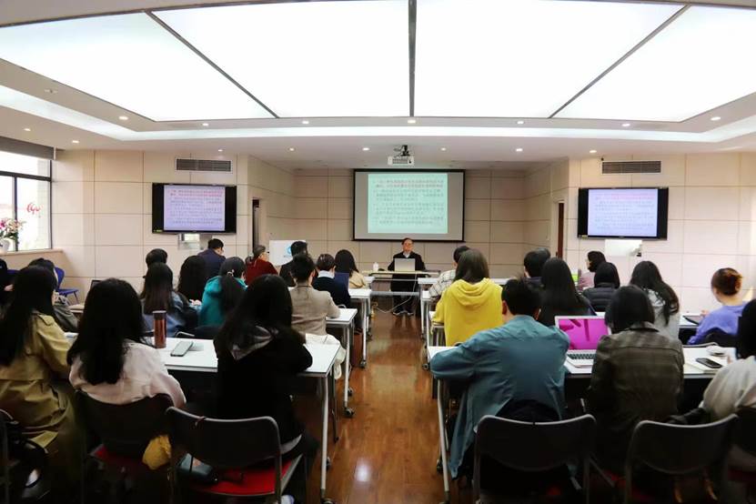 会议室里的人们描述已自动生成