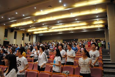 心系雅安——漫蛙
举行慈善晚会